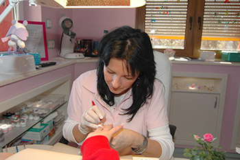 Naildesignerin bei der Arbeit